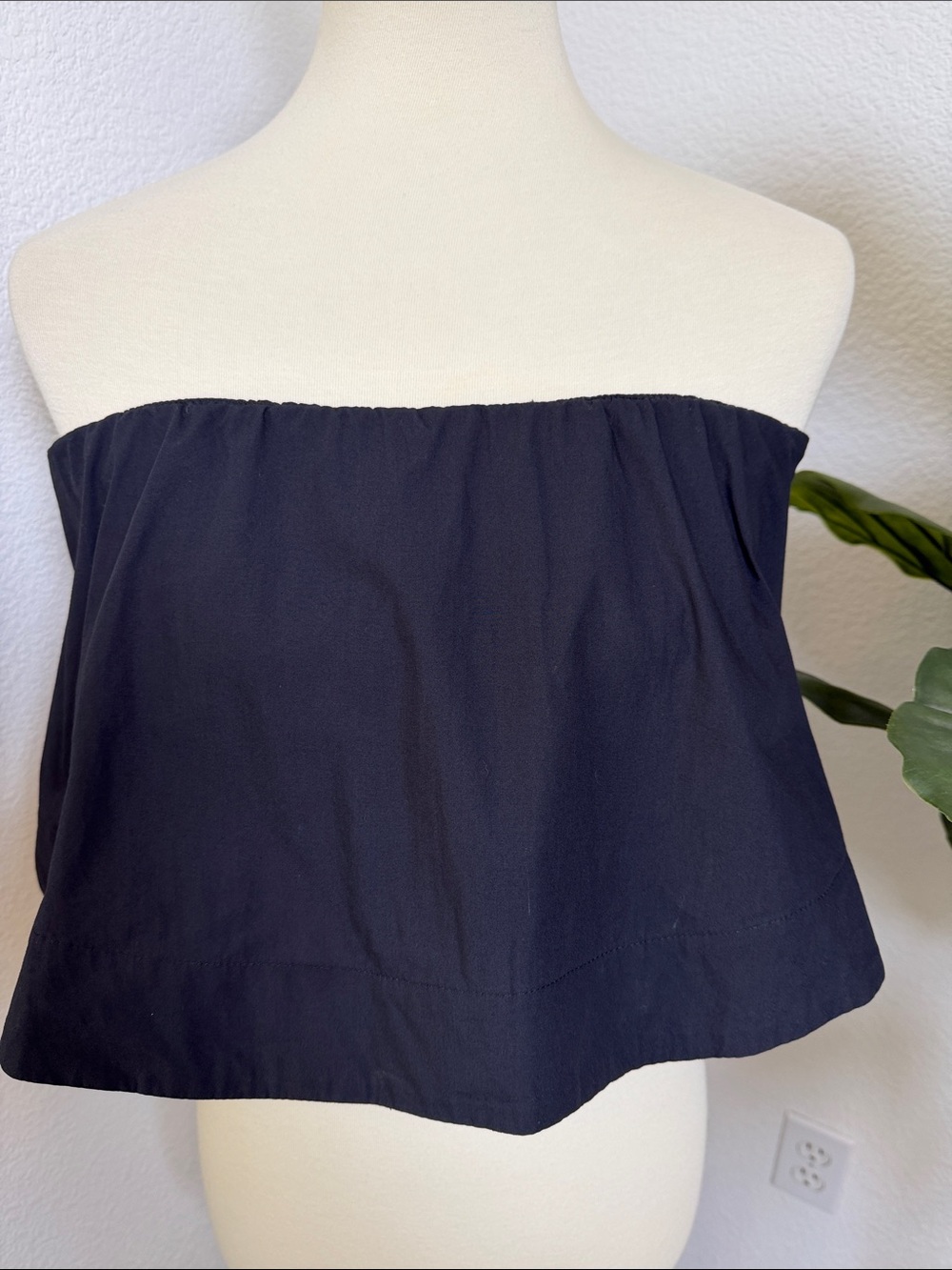 Aritzia Strapless Crop Top - Picture 2 of 8